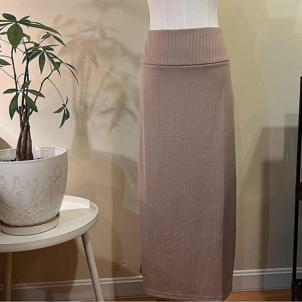 Mia Joy Whitley Skirt. Dusty Lilac. 
Size Large. NWT.